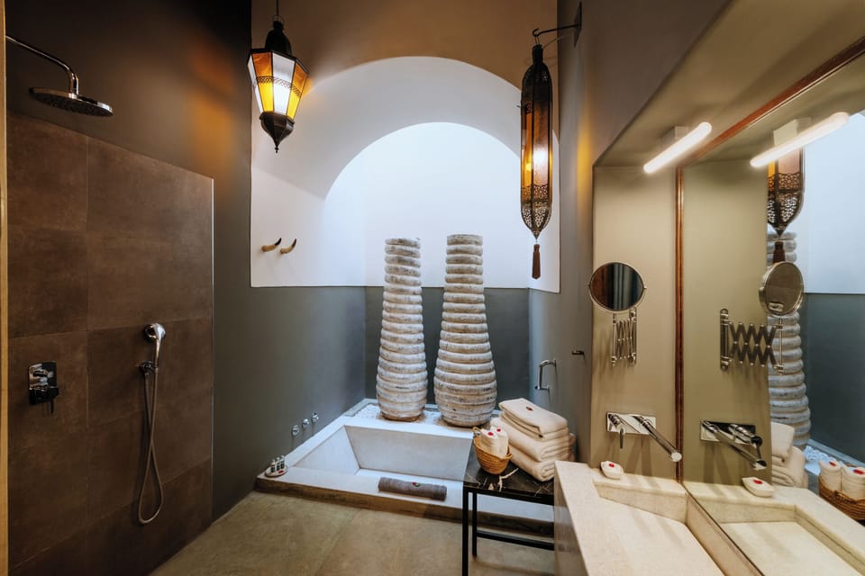 Suite (Abdel) | Bathroom | Free toiletries, hair dryer, bathrobes, bidet
