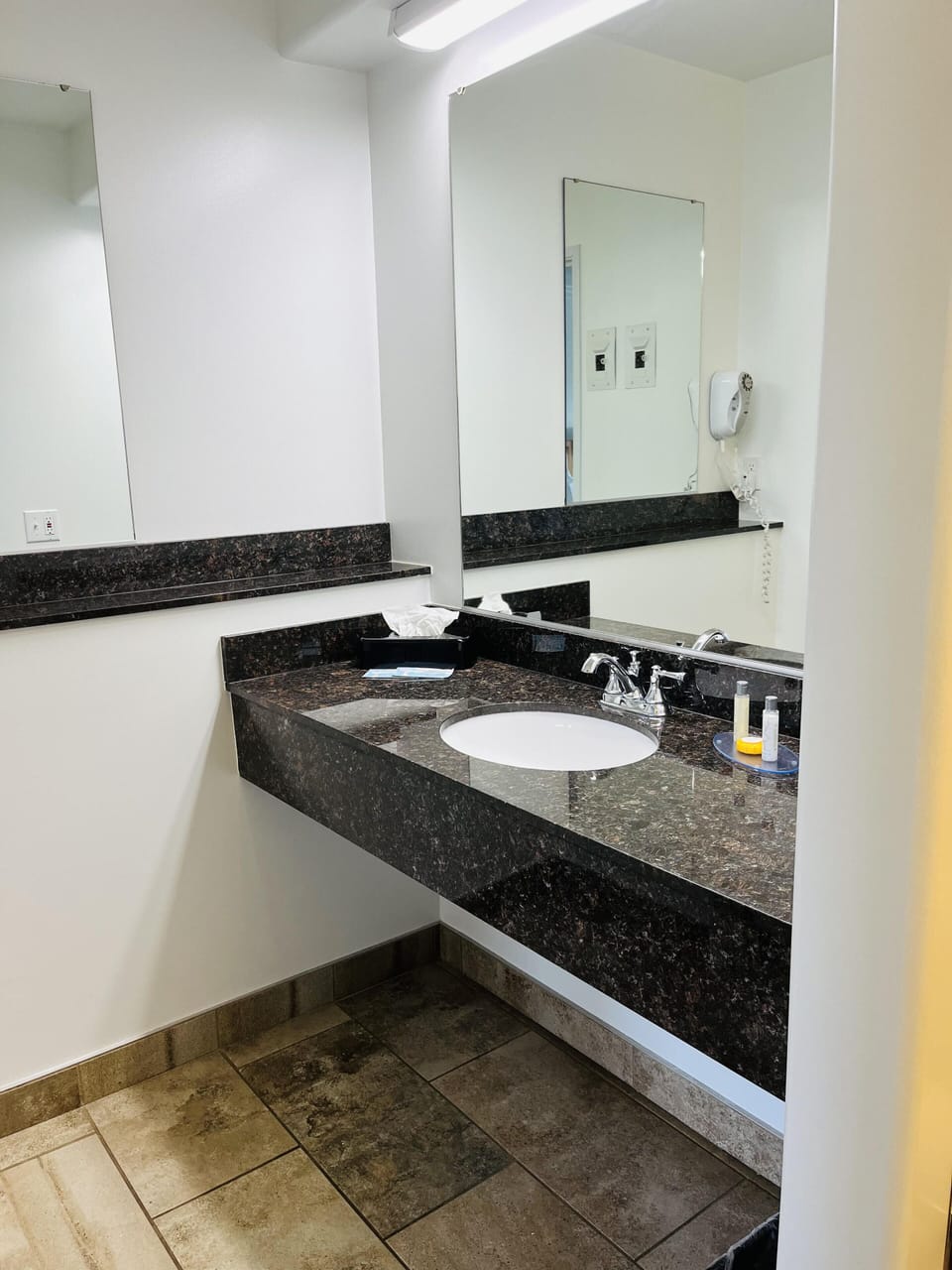 Combined shower/tub, rainfall showerhead, free toiletries, hair dryer