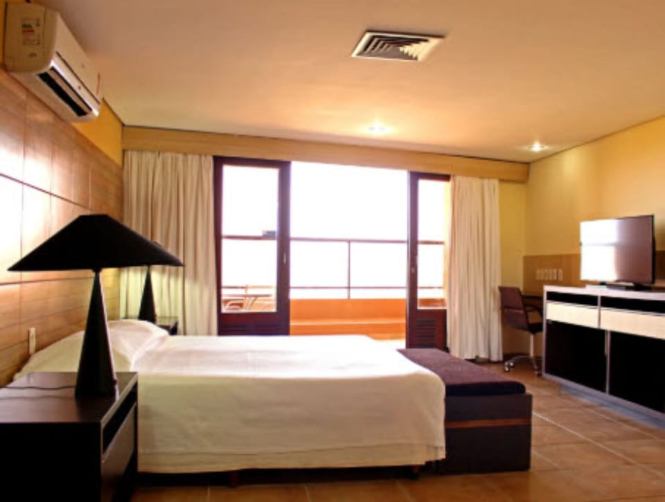 Minibar, in-room safe, desk, WiFi (free)