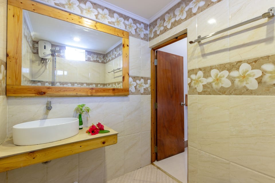 Deluxe Double or Twin Room | Bathroom | Shower, towels