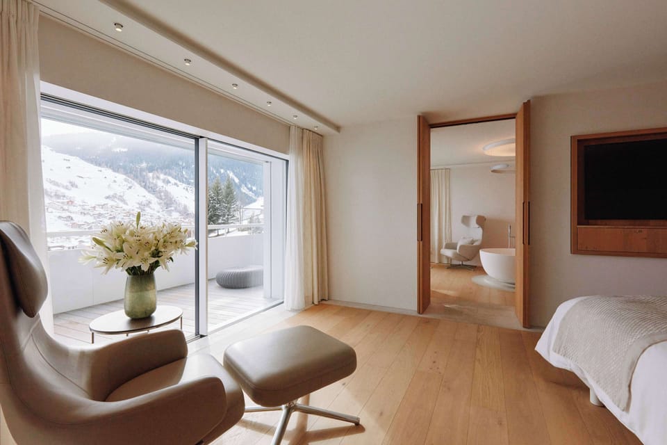 Premium bedding, free minibar, in-room safe, desk