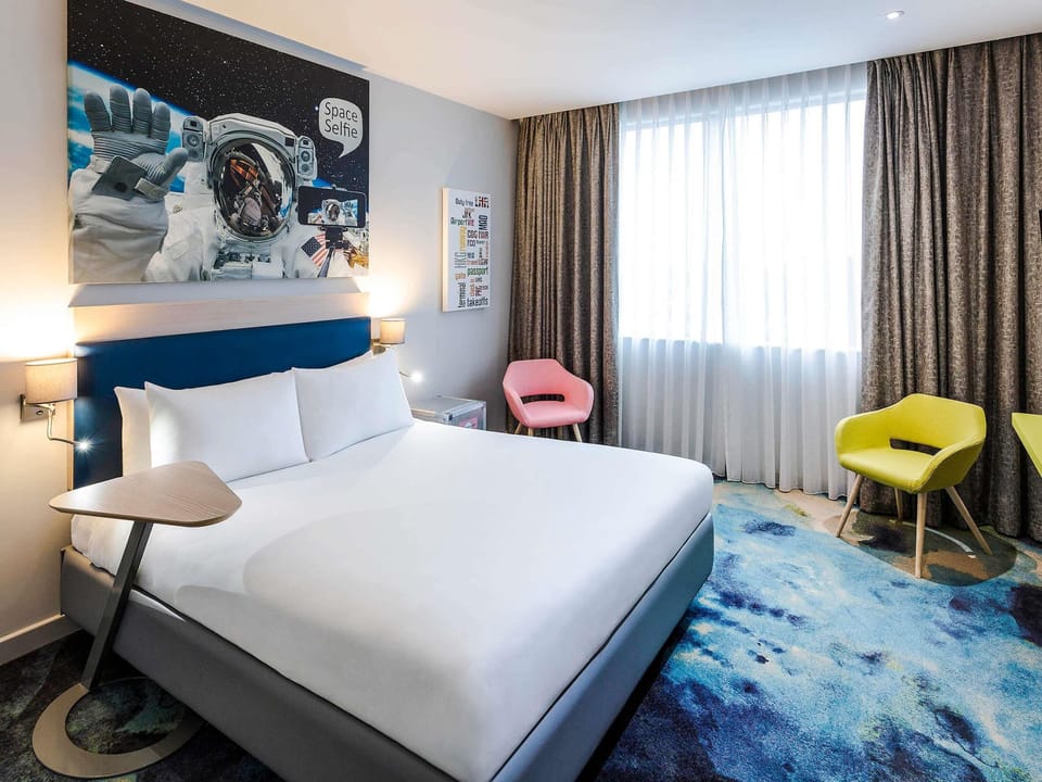 Room, 1 Queen Bed (The Queen) | Individually decorated, iron/ironing board, free WiFi, bed sheets