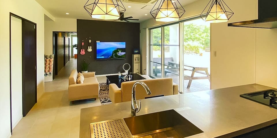Full-size fridge, microwave, oven, stovetop