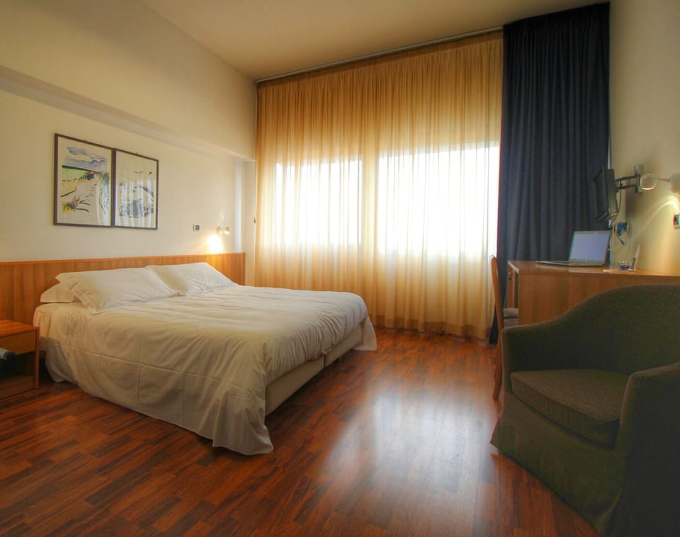 Classic Room | Minibar, in-room safe, desk, laptop workspace