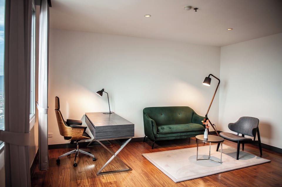 Executive Suite | Minibar, desk, WiFi (free)