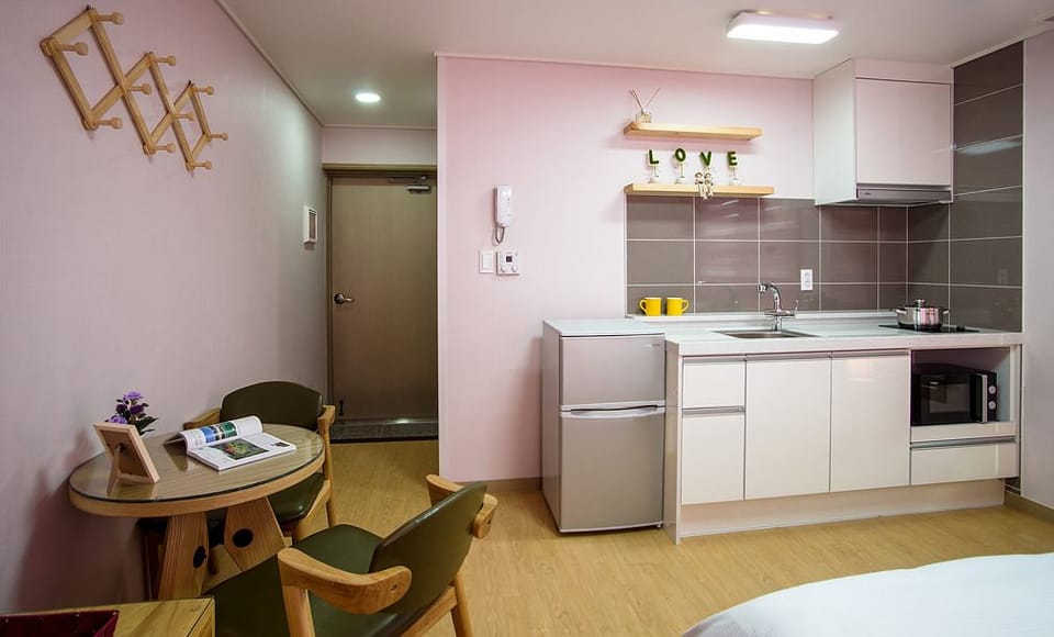301 | Private kitchenette | Fridge, microwave, stovetop, cookware/dishes/utensils