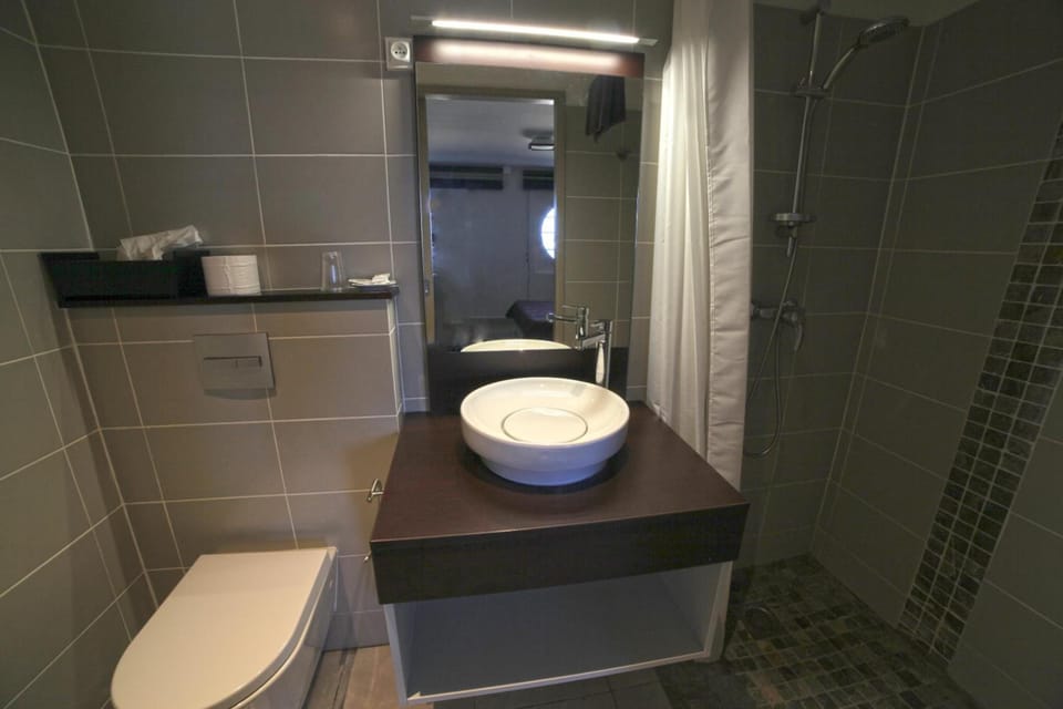 Shower, free toiletries, bathrobes, slippers
