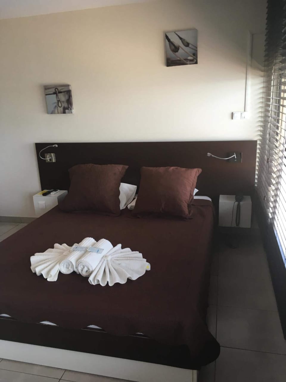 Desk, free cribs/infant beds, free WiFi