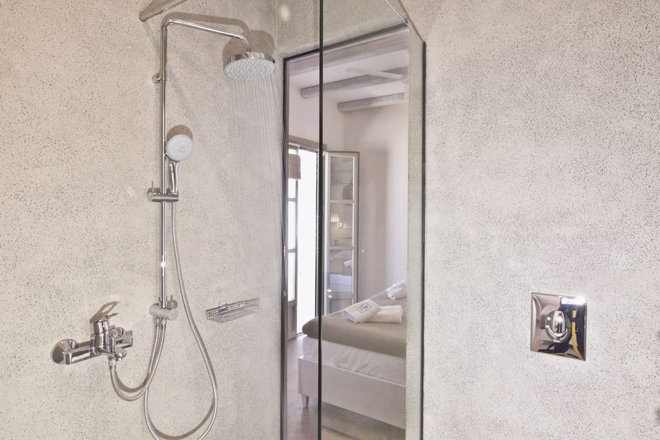 Honeymoon Suite with Private Terrace and Castle View | Bathroom | Shower, free toiletries, hair dryer, towels