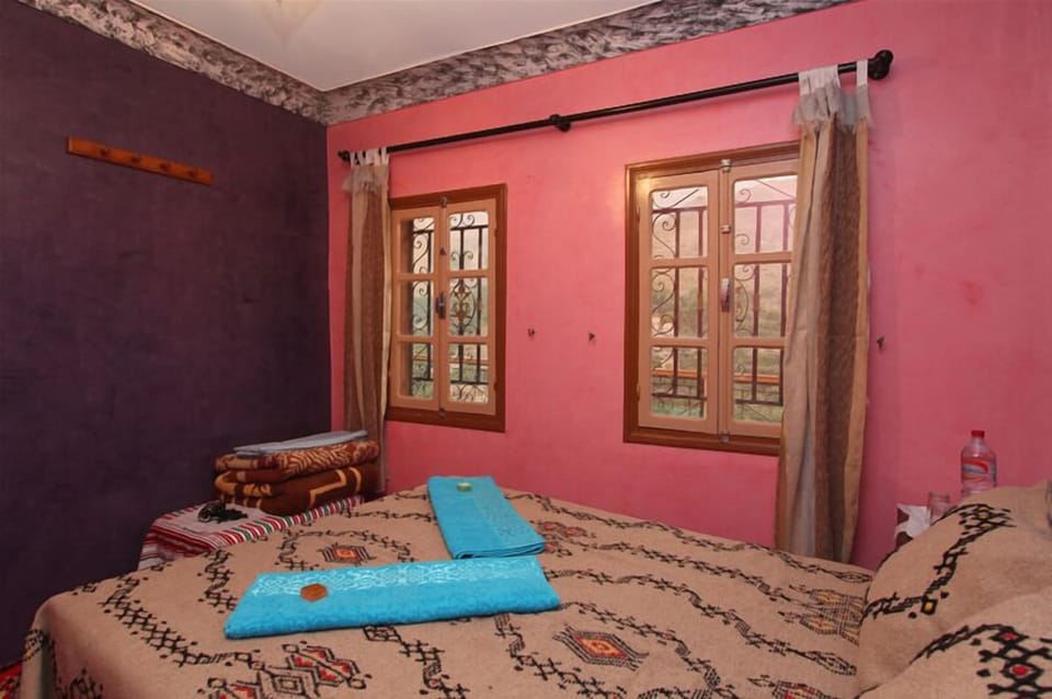 Traditional Double or Twin Room, Private Bathroom, Mountain View | Free cribs/infant beds, bed sheets