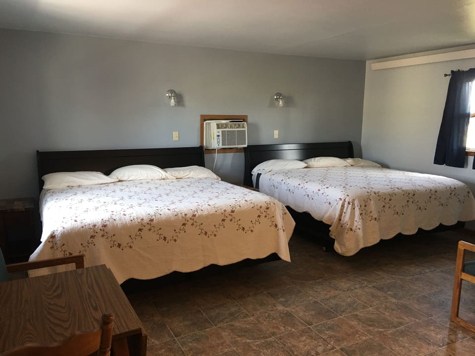 Double Room | Laptop workspace, WiFi (free), bed sheets