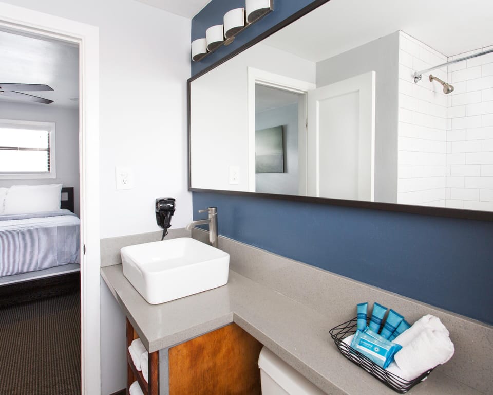 Large 1 Bedroom Queen Suite with Kitchen | Bathroom | Free toiletries, hair dryer, towels, soap