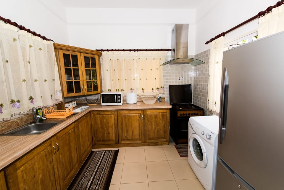 Coffee/tea maker, full-size fridge, microwave, oven