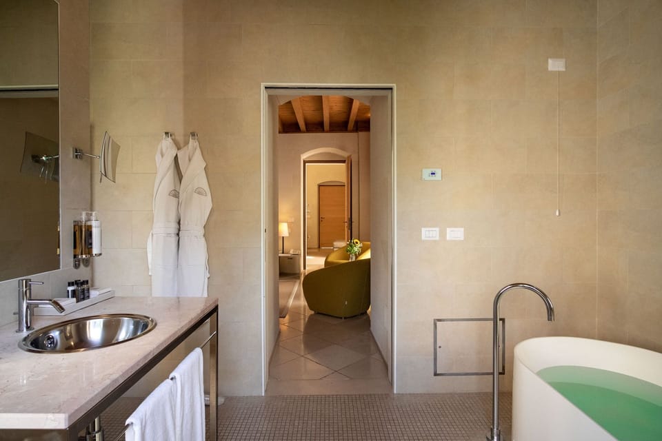 One bedroom Suite | Bathroom | Free toiletries, hair dryer, bathrobes, slippers