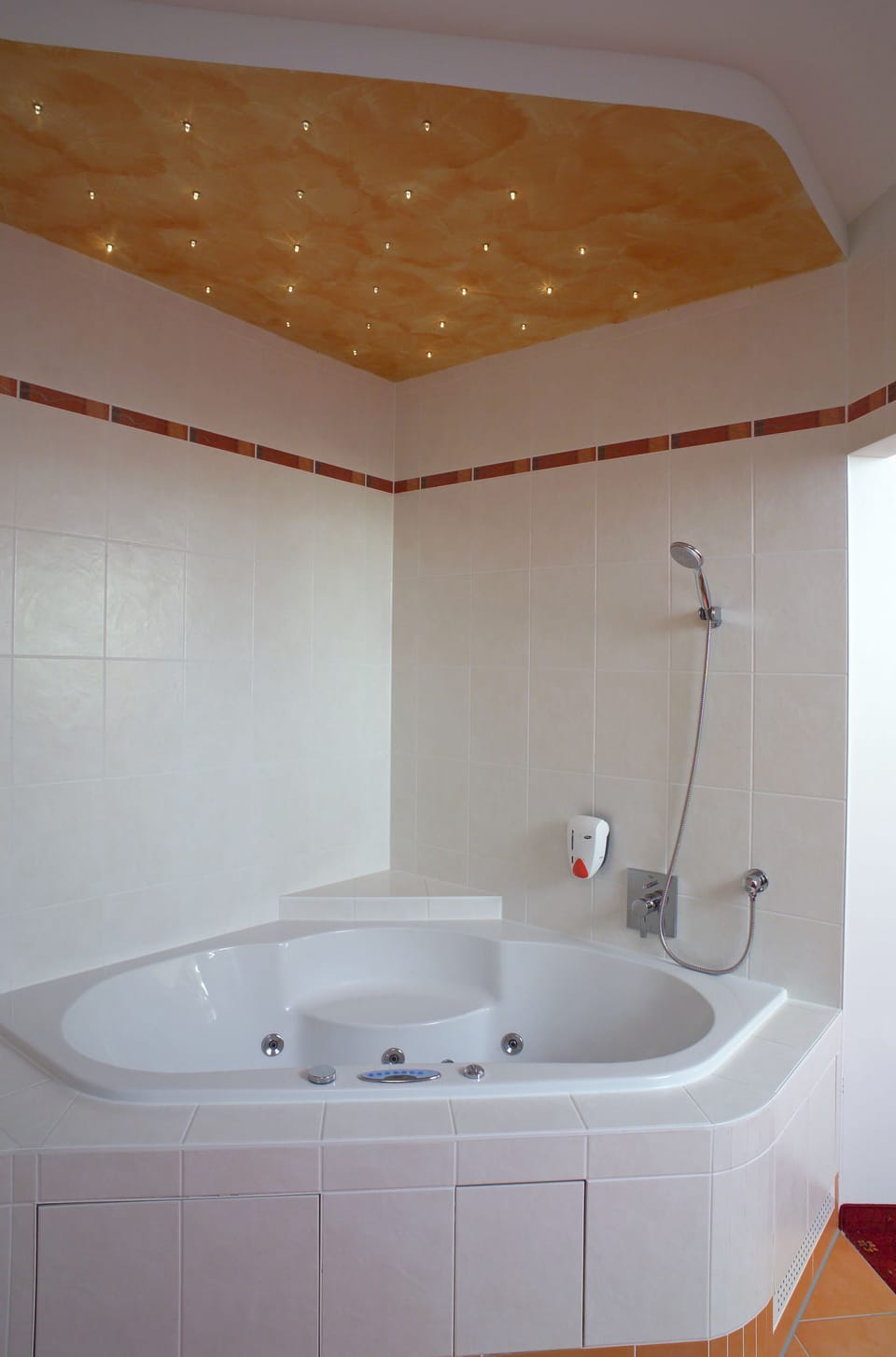 Suite, Garden View | Jetted tub