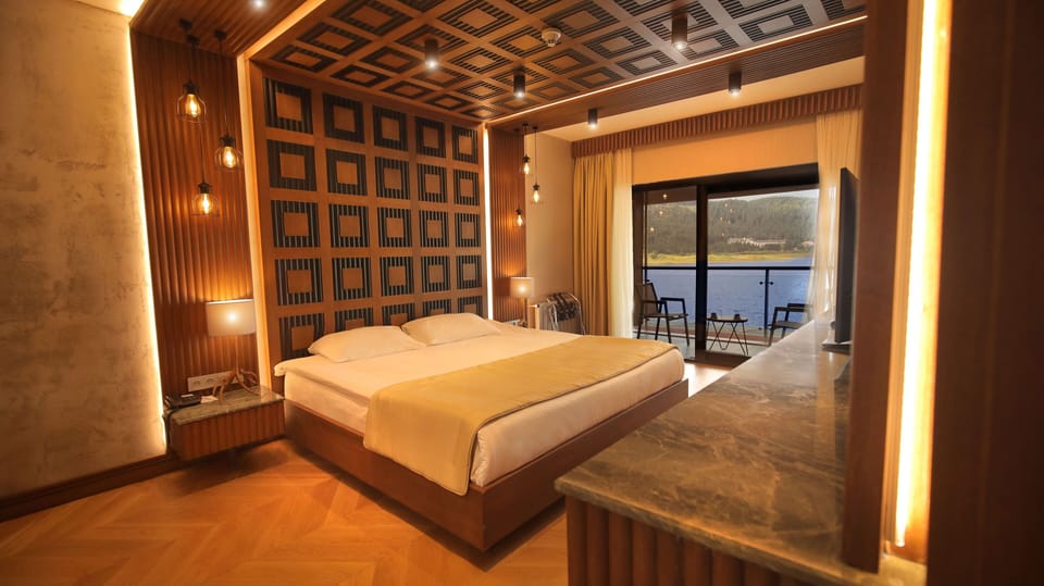 Suite Room | Minibar, desk, rollaway beds, free WiFi
