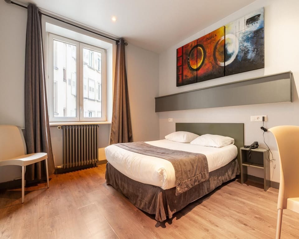 Standard Room 1 double Bed  | Desk, soundproofing, iron/ironing board, free WiFi