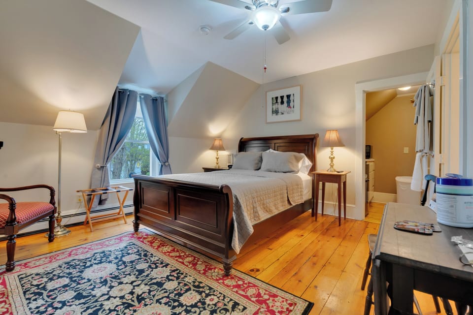 Standard Room, 1 Queen Bed, Refrigerator & Microwave | Premium bedding, individually decorated, individually furnished
