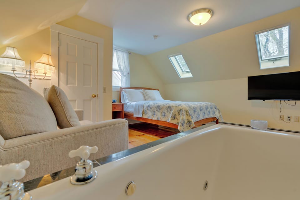 Yellow Room | Premium bedding, individually decorated, individually furnished