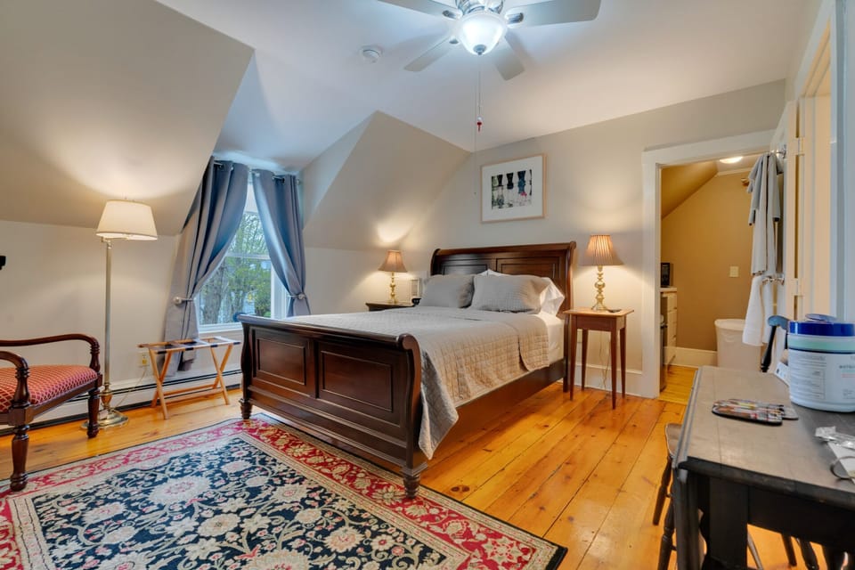 Taupe Room | Premium bedding, iron/ironing board (on request), WiFi (free)