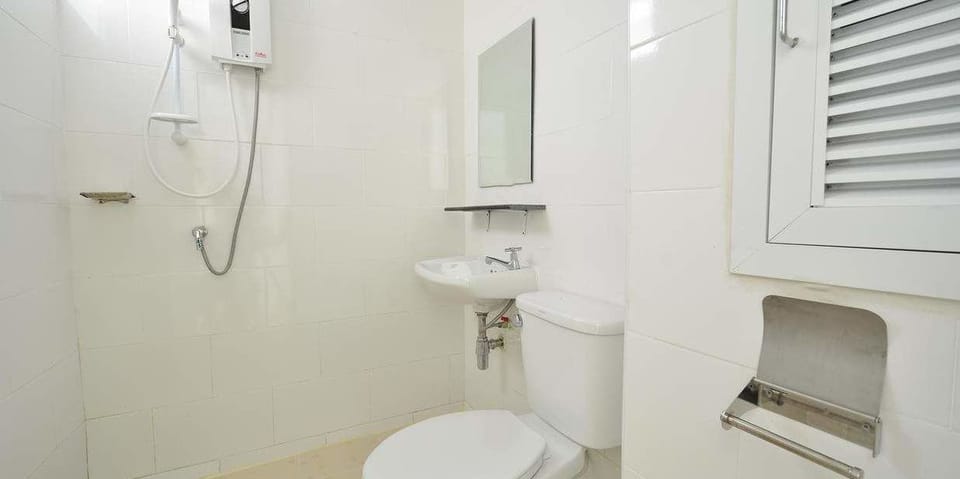 Shower, rainfall showerhead, free toiletries, towels