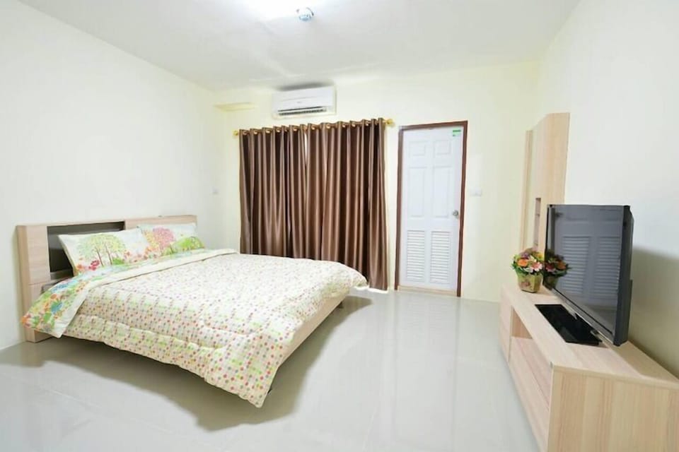 Standard Double Room | Desk, rollaway beds, free WiFi, bed sheets