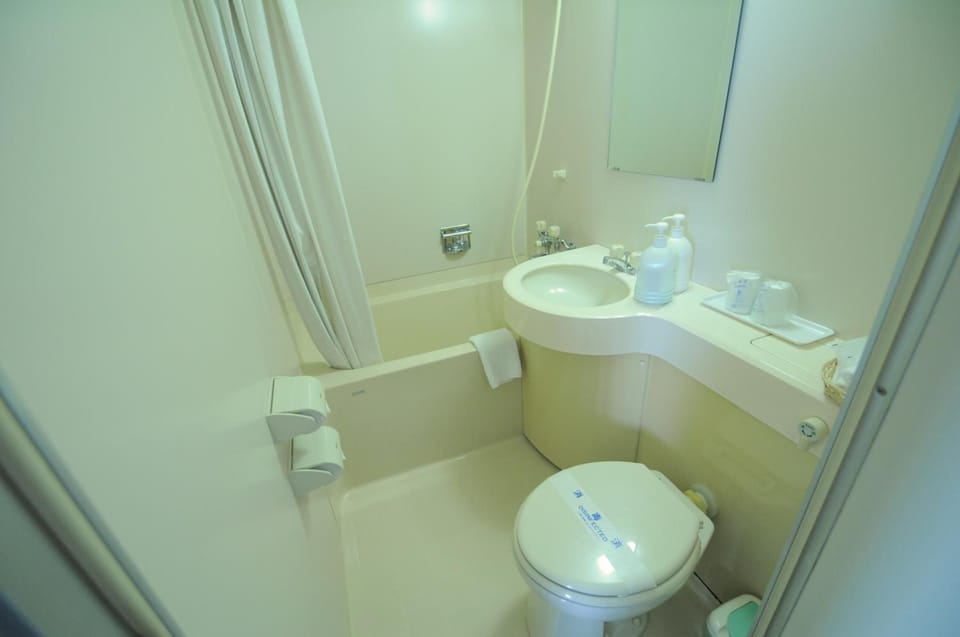 Combined shower/tub, deep soaking tub, hair dryer, slippers