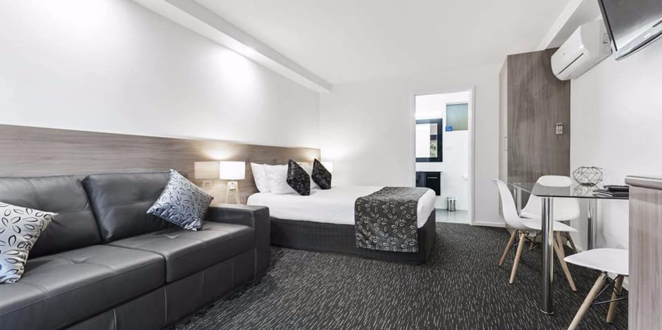 Superior Queen  | Desk, iron/ironing board, free WiFi