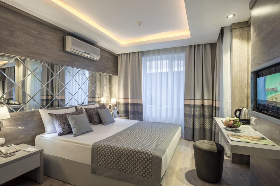 Premium bedding, free minibar, in-room safe, soundproofing
