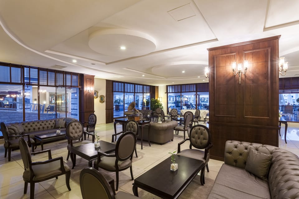 5 bars/lounges, 2 poolside bars, beach bar