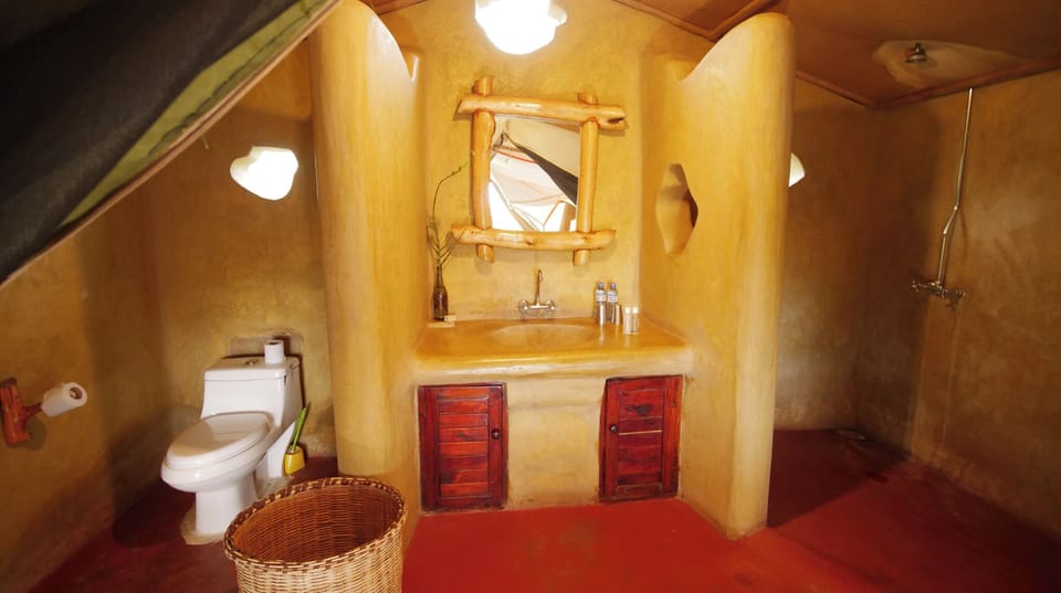 Deluxe Tent | Bathroom | Shower, free toiletries, towels