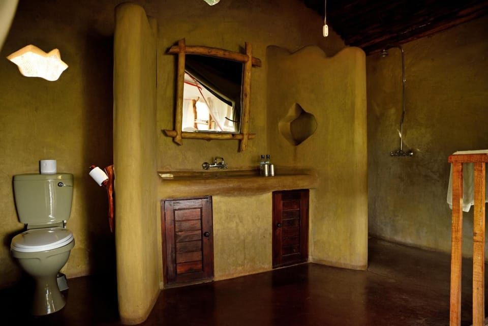 Deluxe Tent | Bathroom | Shower, free toiletries, towels