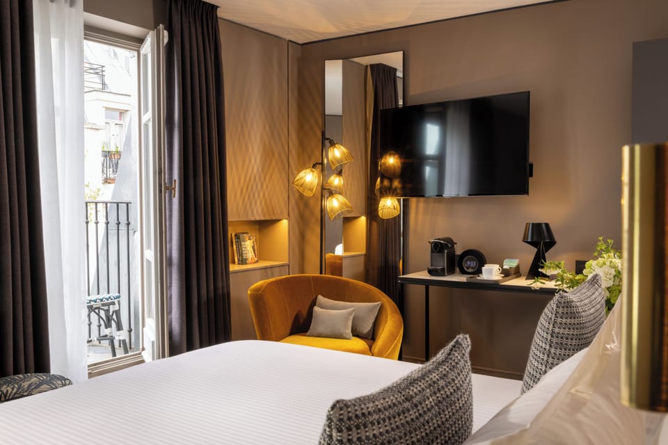 Prestige room, balcony | Minibar, in-room safe, desk, soundproofing