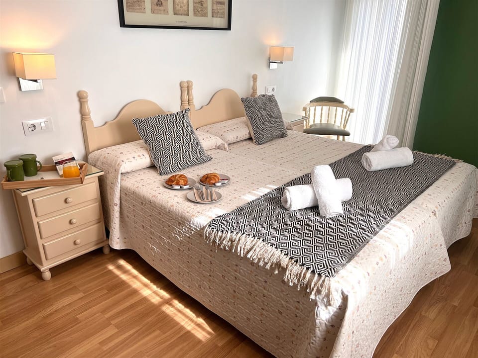 Double Room | Minibar, desk, blackout drapes, free WiFi