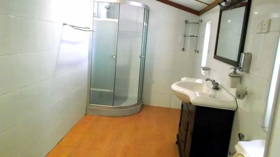 Standard Double Room | Bathroom | Shower, free toiletries, hair dryer, towels