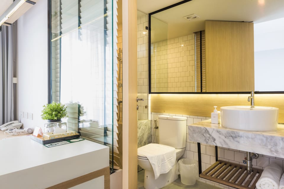 Superior Double Room | Bathroom | Free toiletries, hair dryer, towels