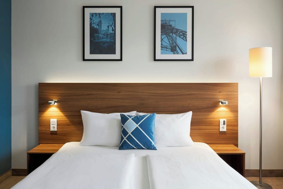 Standard Room, 1 King Bed, City View | In-room safe, desk, laptop workspace, blackout drapes