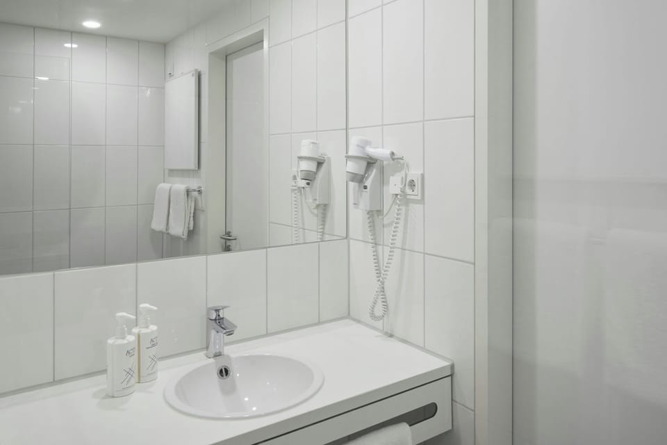 Shower, eco-friendly toiletries, hair dryer, towels