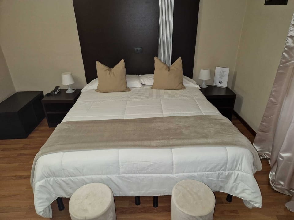 Classic Room | Hypo-allergenic bedding available, minibar, in-room safe, desk