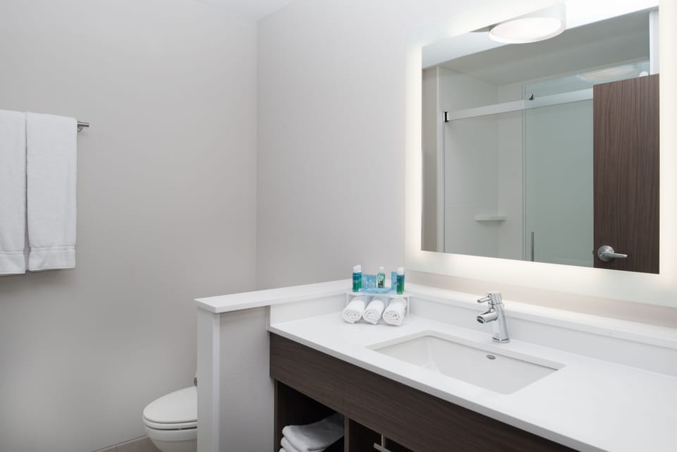 Combined shower/tub, free toiletries, hair dryer, towels