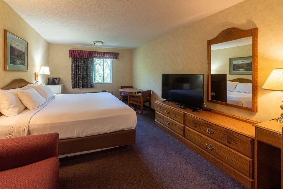 Premium Room, 1 King Bed, Non Smoking | Blackout drapes, iron/ironing board (on request), WiFi (free)