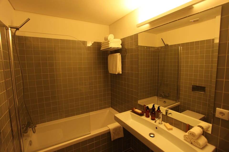 Combined shower/tub, deep soaking tub, free toiletries, hair dryer