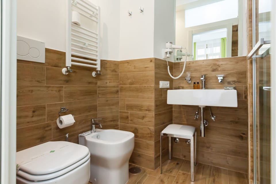 Economy Double Room | Bathroom | Shower, free toiletries, hair dryer, bidet