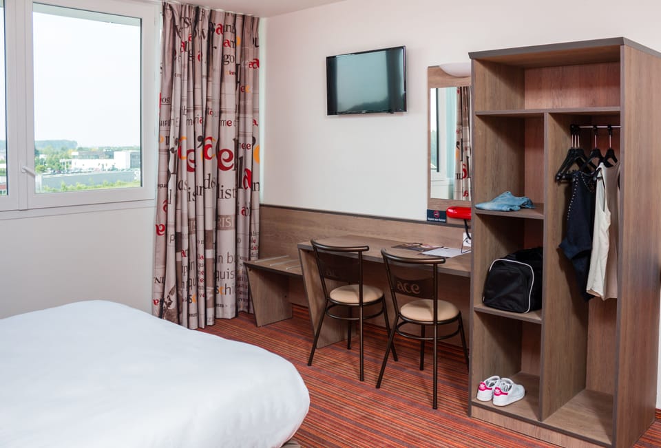 Premium bedding, desk, free cribs/infant beds, free WiFi