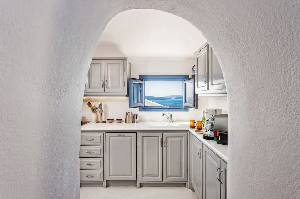 Traditional House, 2 Bedrooms, Jetted Tub | Private kitchen | Full-size fridge, microwave, oven, stovetop
