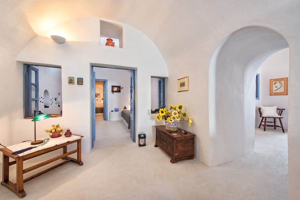 Traditional House, 2 Bedrooms, Jetted Tub | Living area | Flat-screen TV
