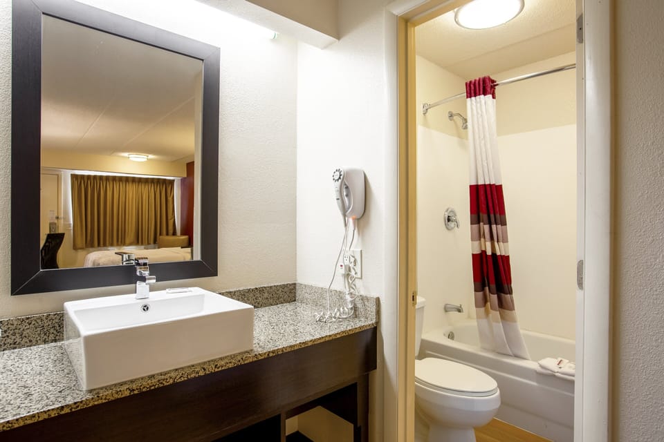 Combined shower/tub, free toiletries, towels