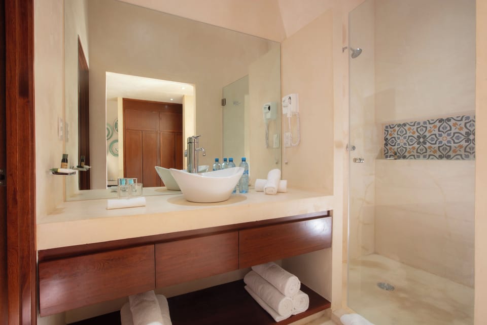 Superior Room | Bathroom | Shower, free toiletries, hair dryer, towels