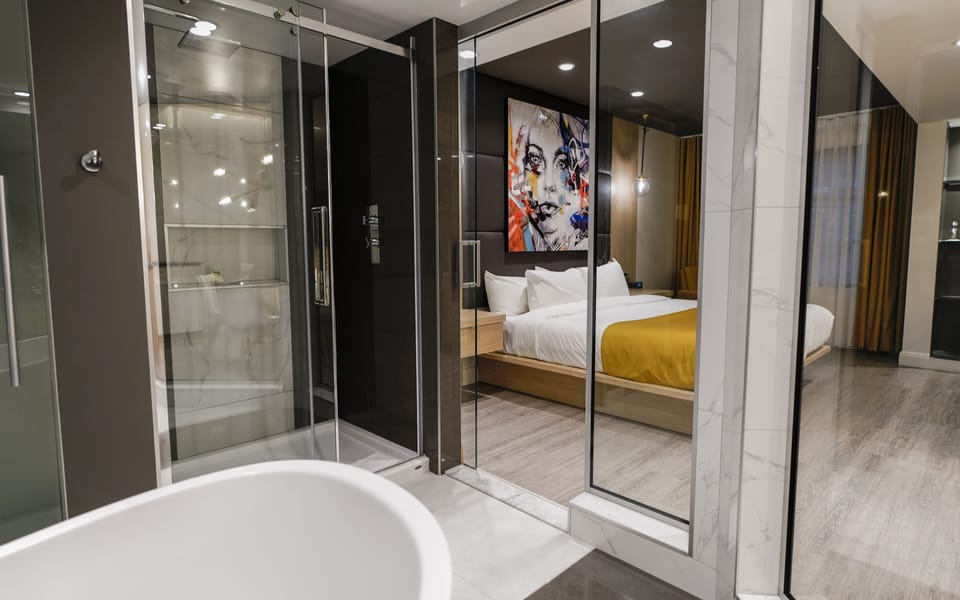 Queen bed Suite - Asian Theme | Bathroom | Free toiletries, hair dryer, towels