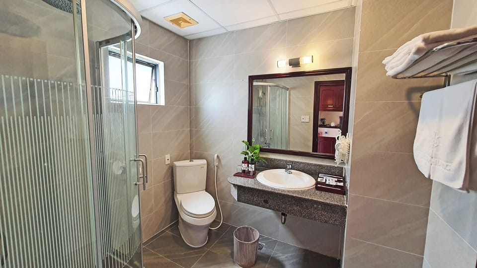 Panorama Room, Garden View | Bathroom | Shower, rainfall showerhead, free toiletries, hair dryer
